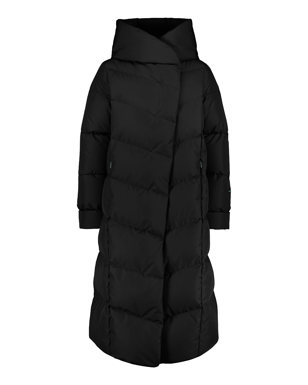 A black (color: Black Onyx) Aino down coat is a long women’s coat with wide, diagonal horizontal quilting and a large fixed hood. The hem is longer in the front, and the sleeves can be turned up.