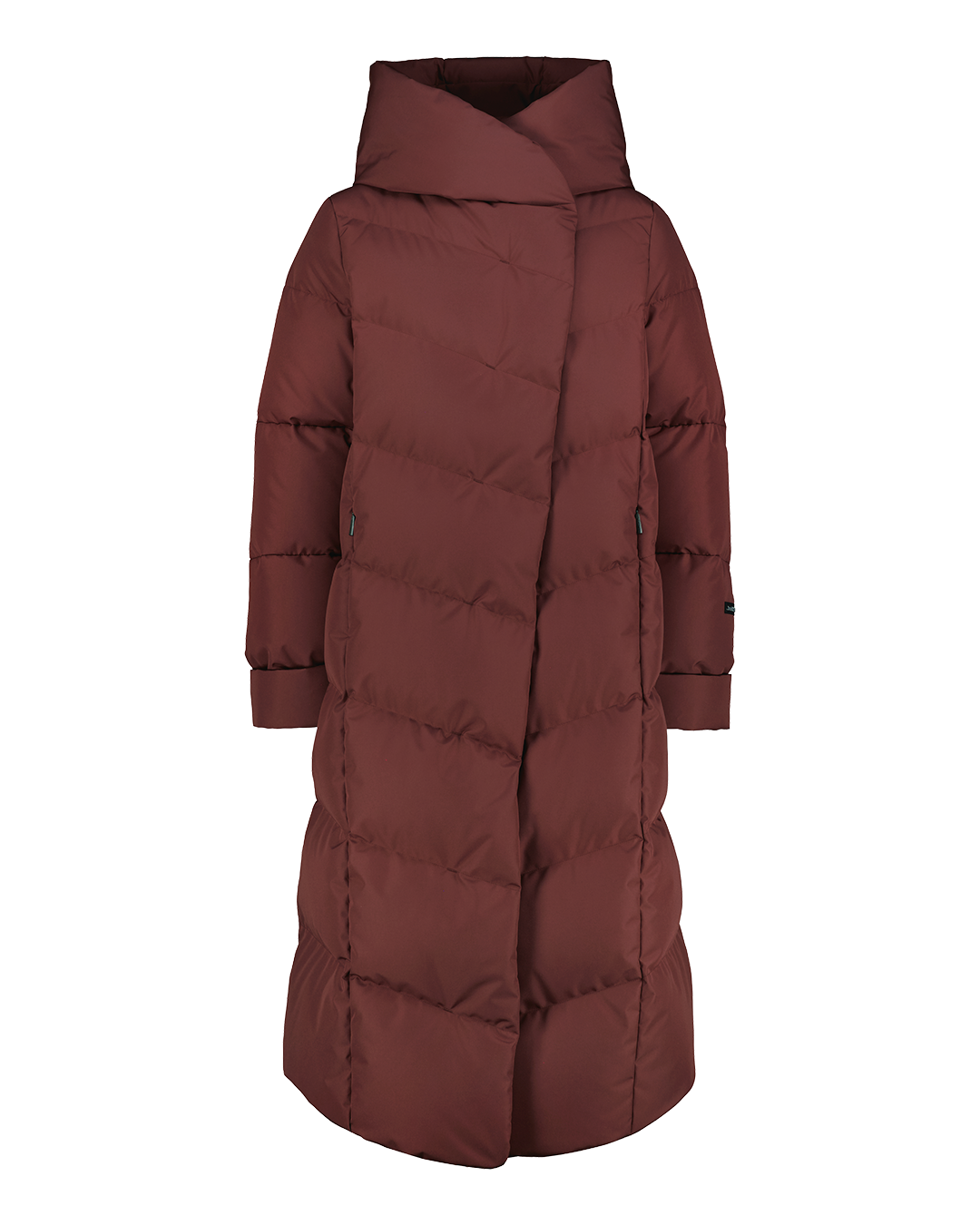 A red (color: Fired brick) Aino down coat is a long women’s coat with wide, diagonal horizontal quilting and a large fixed hood. The hem is longer in the front, and the sleeves can be turned up.