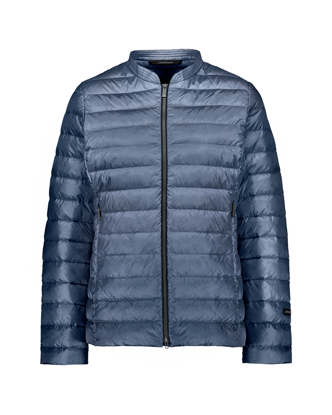 The blue Maana light down coat (color: Storm) is a short, minimalist style with horizontal quilting and a light glossy finish. The coat features a zipper closure and a round neckline without a collar.